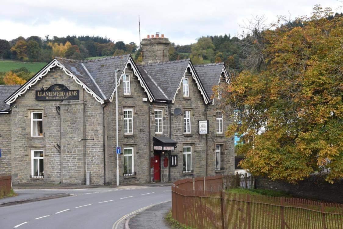 The Llanelwedd Arms Hotel Билт Уелс Екстериор снимка